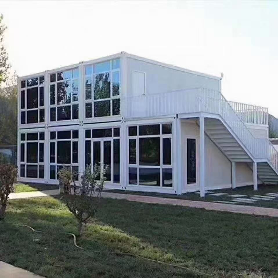 两层全玻璃幕墙方案与外挂楼梯