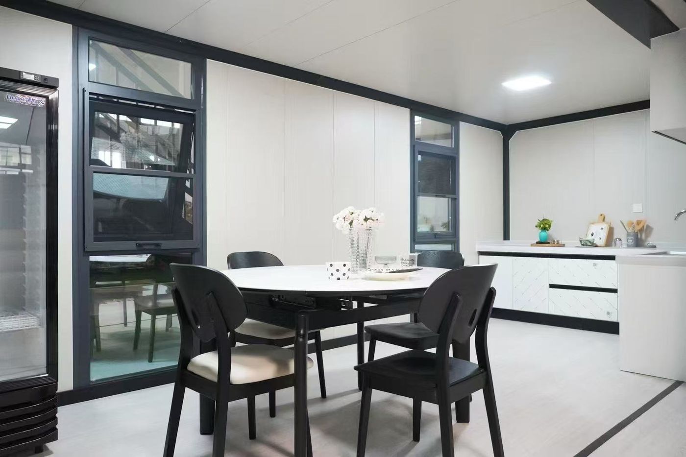Intérieur déployé aménagé en salle à manger et cuisine